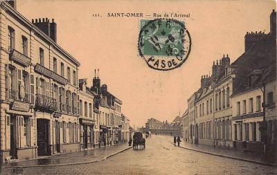 Cette rue s'appelait , rue de l'arsenal car la ville abritait de nombreuses casernes militaires, et il y avait donc plusieurs endroits où l'on stockait les munitions. On aperçoit dans le fond une caserne.